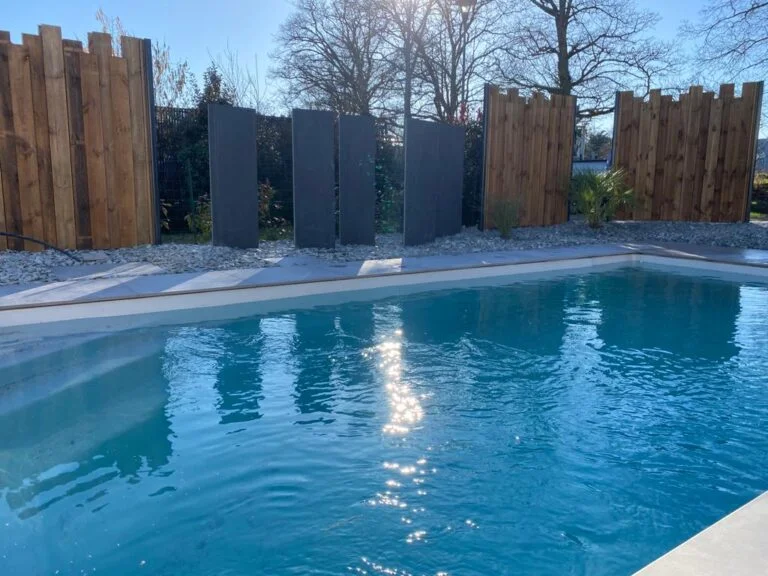 Piscine, brises vues & massif