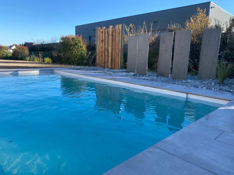 Piscine, brises vues & massif