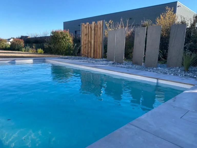 Piscine, brises vues & massif