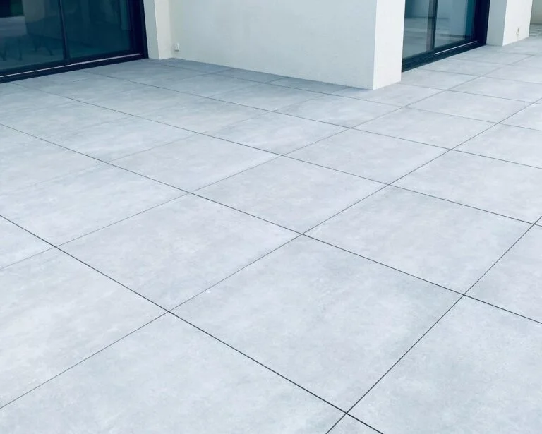 terrasse-en-gres-cerame-ac-concept-paysage