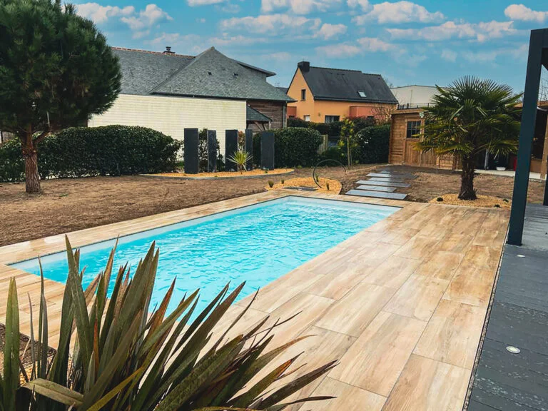 Piscine, dallage grès cérame effets bois, aménagement de massifs, brises vues en ardoise & gazon