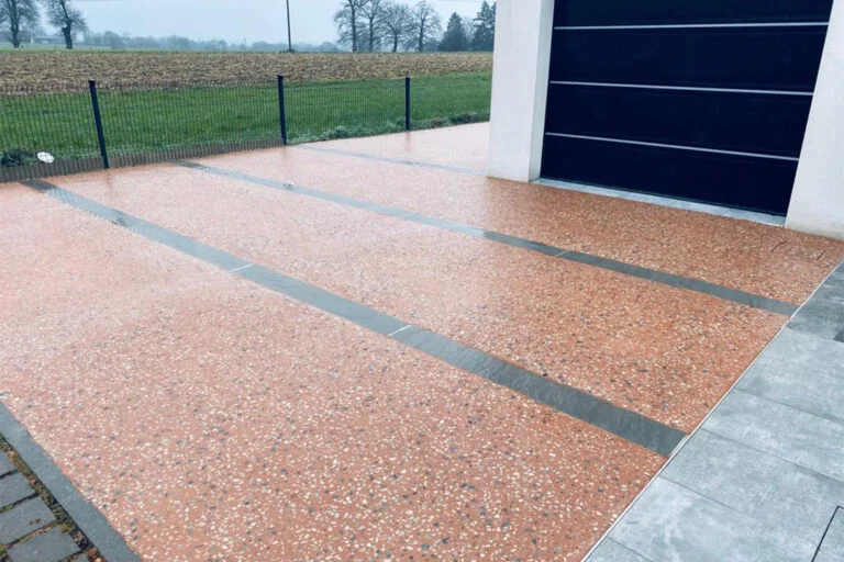 béton érodé ocre et bandes de grès des Indes gris