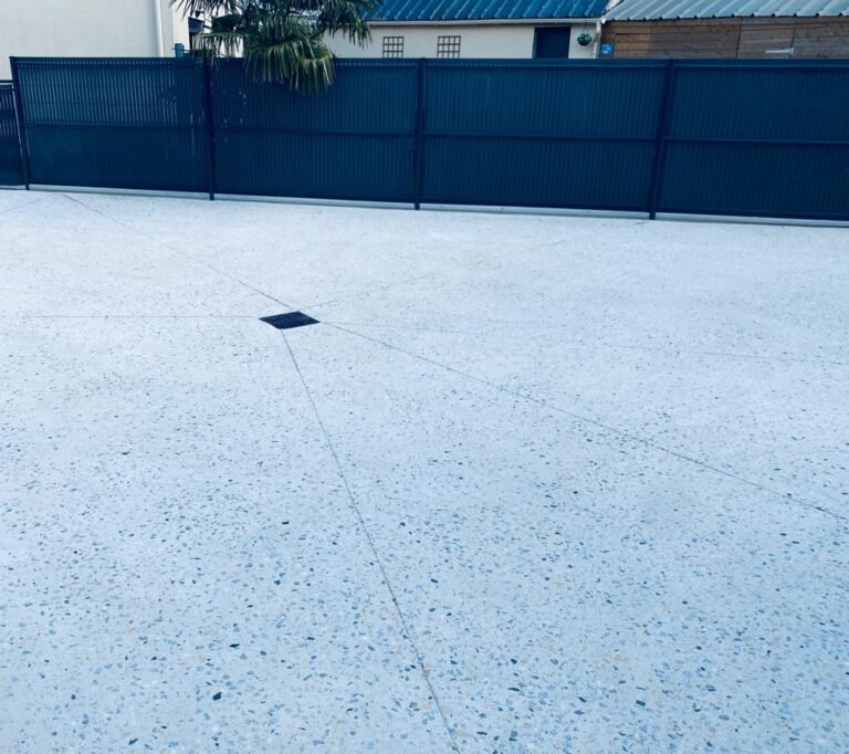 Béton érodé et allée en gravier (Nidagravel)