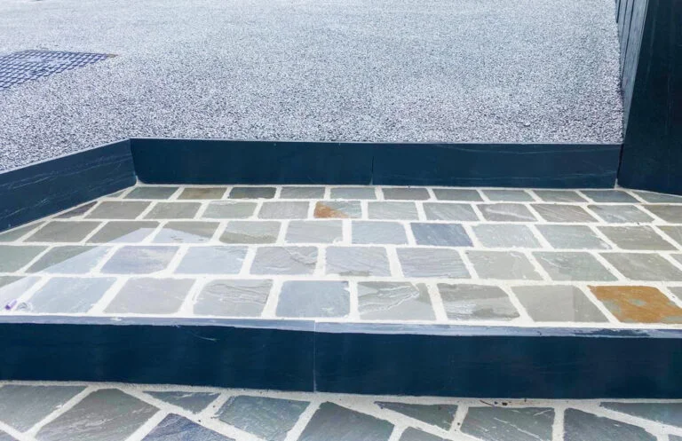 Marchés-pavés-grès-gris-cour-en-béton-drainant