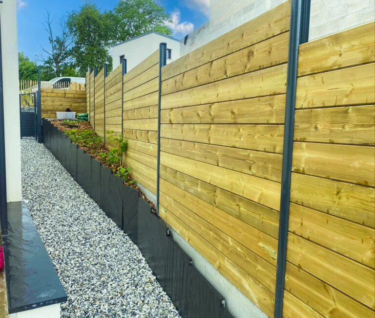 Retenue-de-terre-en-ardoise-Claustra-bois-poteaux-aluminium-allee-en-Nidagravel