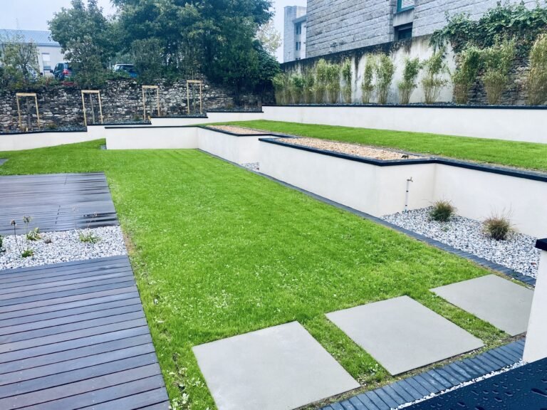 Terrasse bois - Muret enduit avec couvertine - Gazon - Plantations