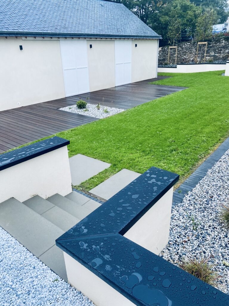 Terrasse bois - Muret enduit avec couvertine - Gazon - Plantations