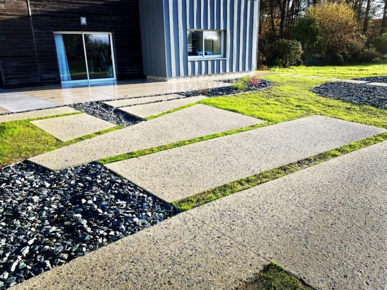 Cour & pas japonais en béton érodé - Terrasse grès cérame