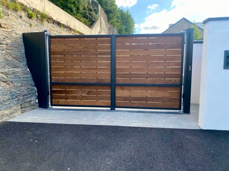 Portail métallique -habillage bois IPE