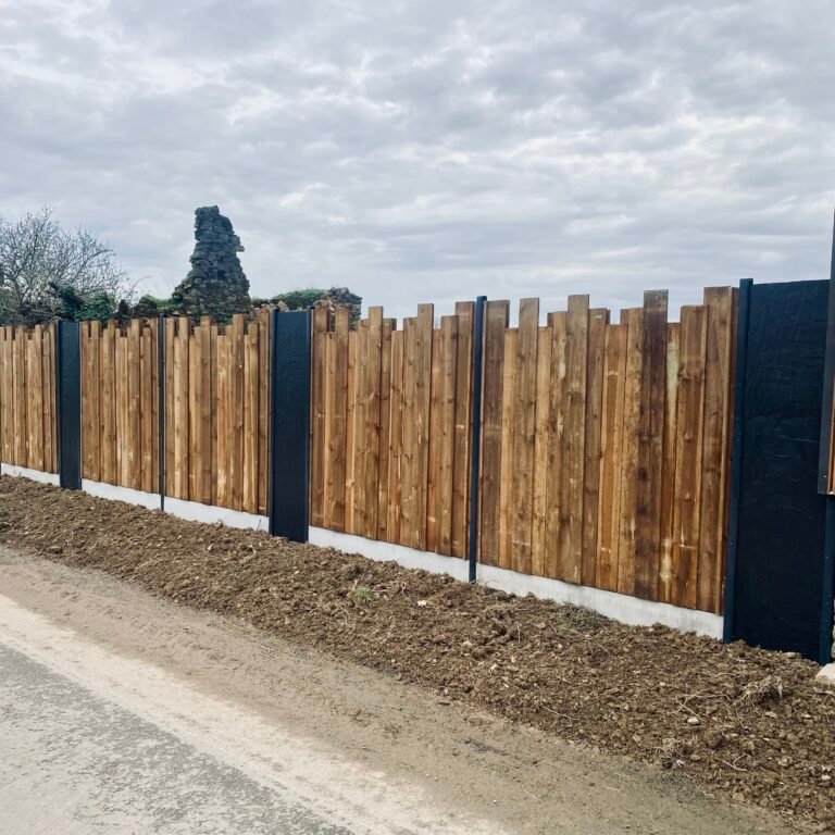 Clôture panneaux bois Nymphéa / Poteaux alu Piki - Palis d'ardoise