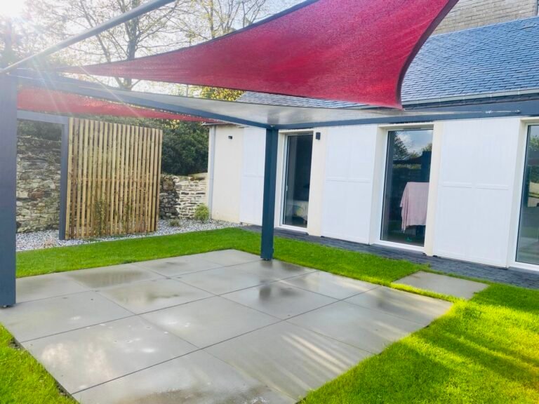 Terrasse avec pergola et voile d'ombrage