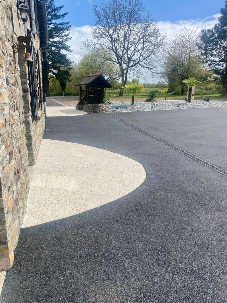 Cour en enrobé et béton érodé - Chaînettes pavés grès multicolores