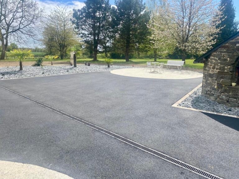 Cour en enrobé et béton érodé - Chaînettes pavés grès multicolores