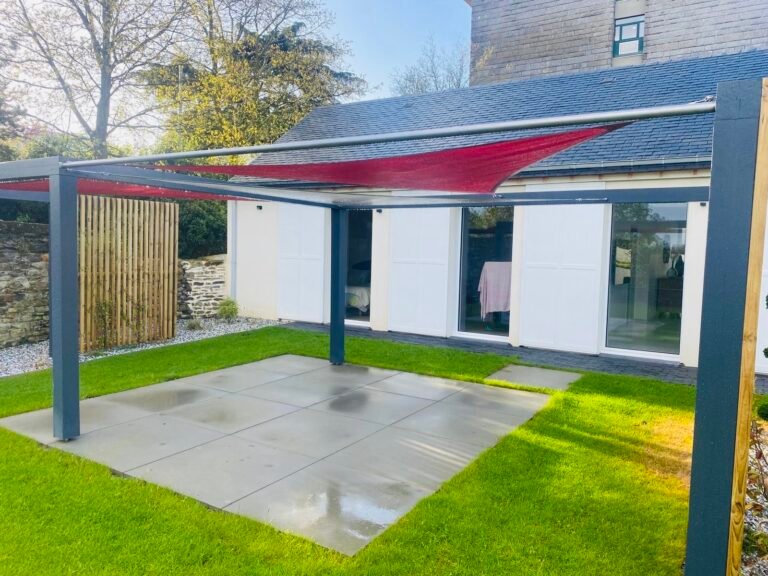 Terrasse avec pergola et voile d'ombrage