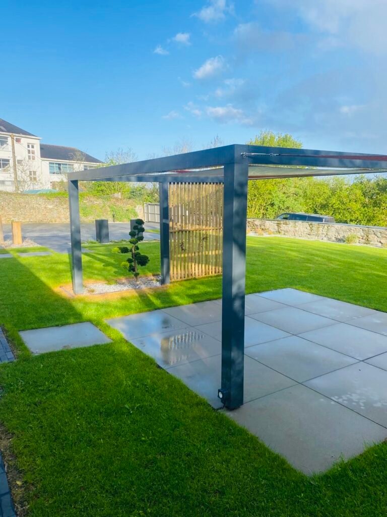 Terrasse avec pergola et voile d'ombrage