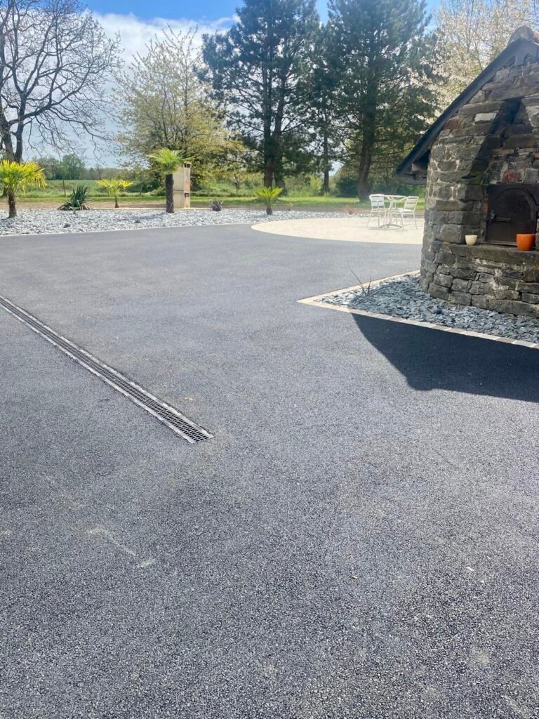 Cour en enrobé et béton érodé - Chaînettes pavés grès multicolores