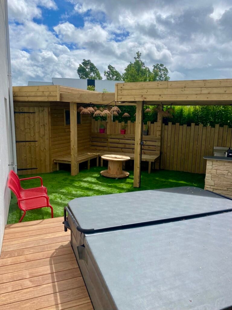 SPA avec aménagement en bois- abri de jardin en bois avec terrasse couverte