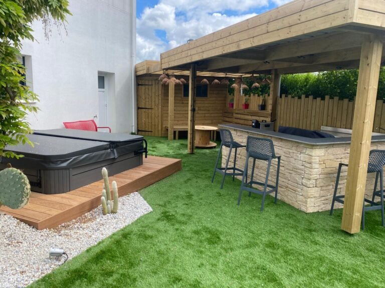 Abri de jardin et terrasse couverte avec cuisine extérieure - SPA - gazon synthétique
