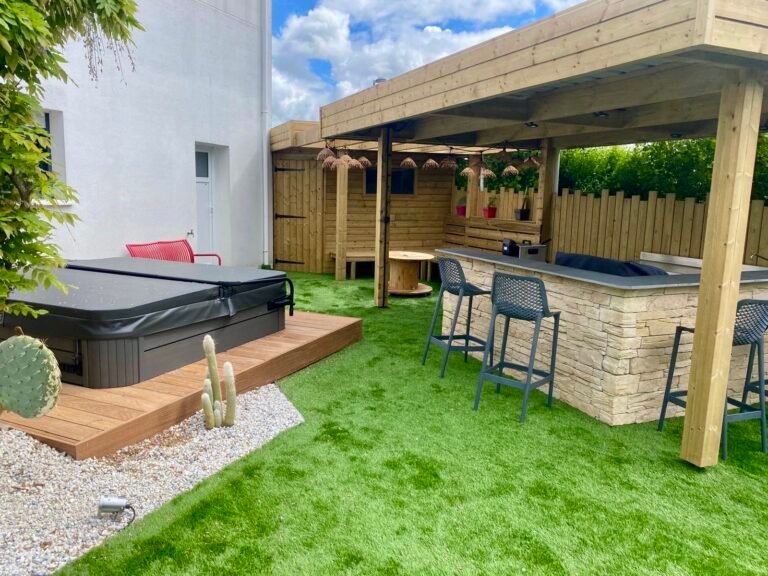Abri de jardin et terrasse couverte avec cuisine extérieure - SPA - Gazon Synthétique