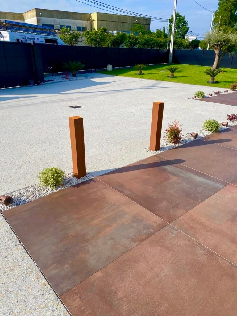 Terrasse en dallage grès cérame effet corten