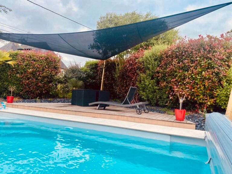Piscine coque - voile d'ombrage - terrasse en bois IPE