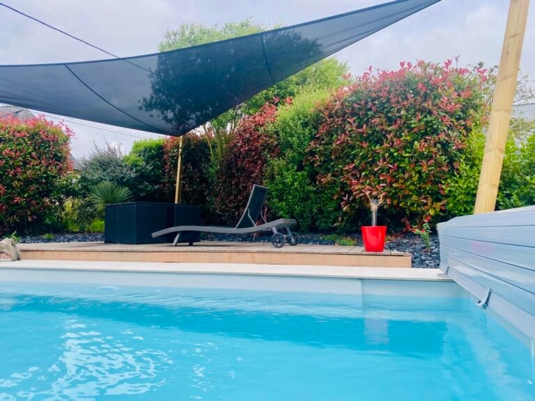 Piscine coque - voile d'ombrage - terrasse en bois IPE