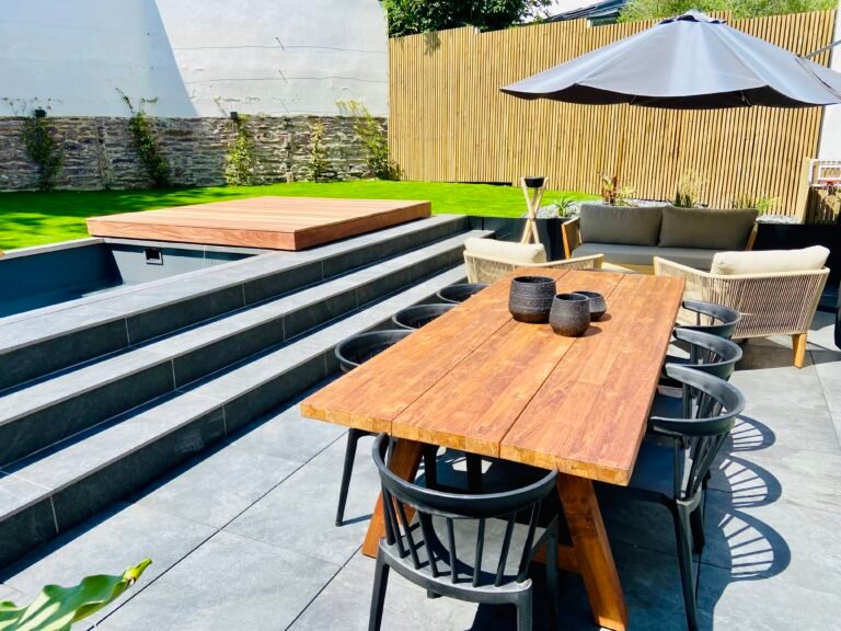 Terrasse et escalier en dallage grès cérame - Clôture en pin