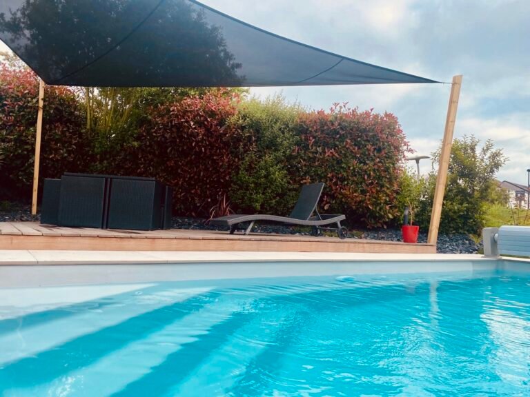 Piscine coque - voile d'ombrage - terrasse en bois IPE
