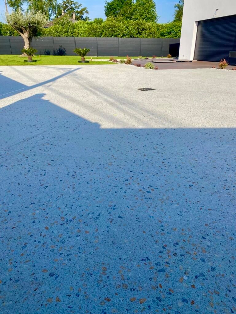 Cour en béton érodé