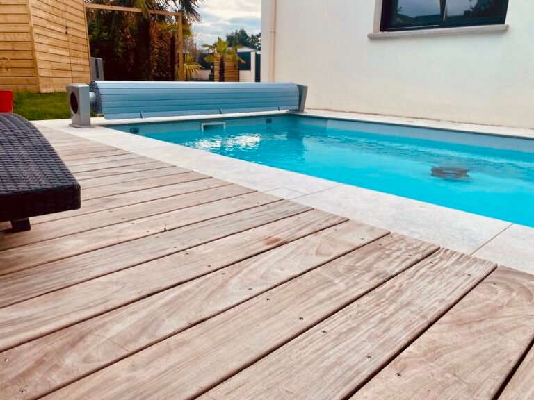 Piscine coque - Terrasse en bois IPE