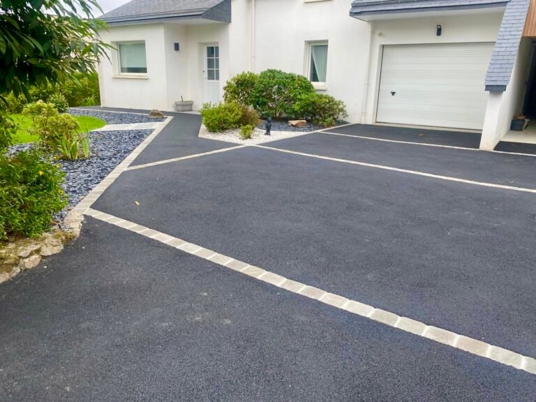 Entrée de maison en enrobé avec chaînettes en pavé grès gris