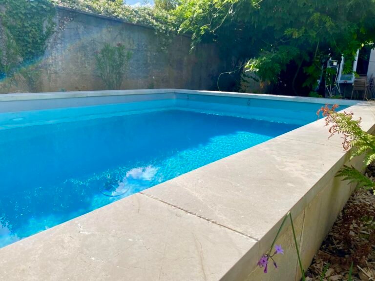 Piscine entourée de margelles calcaire condrieu