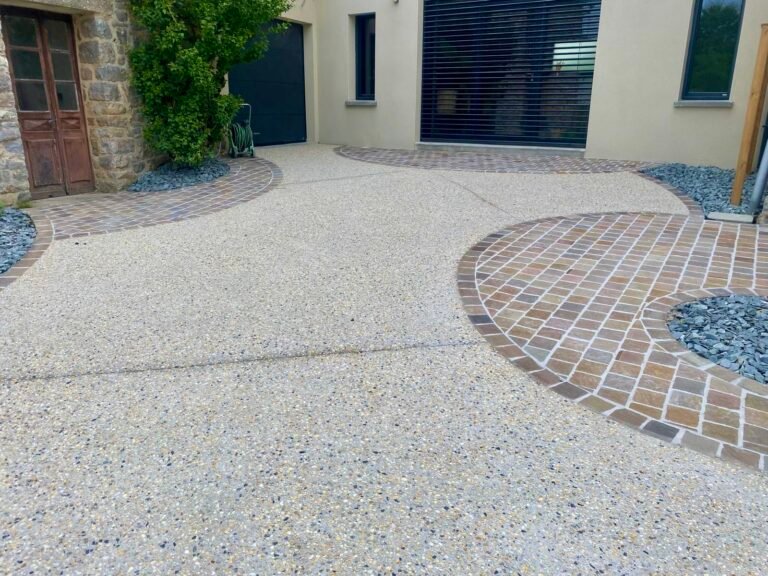 Entrée en pavage et bordures grès multicolore - béton érodé