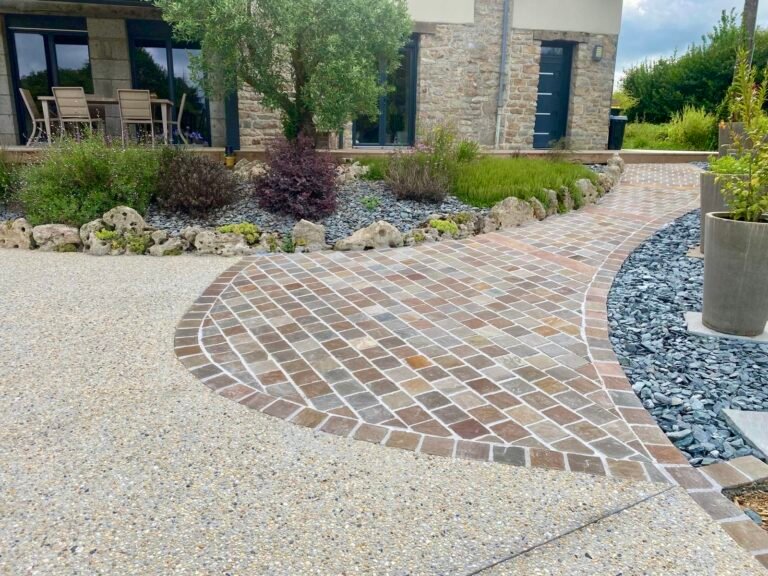 Entrée en pavage et bordures grès multicolore - béton érodé