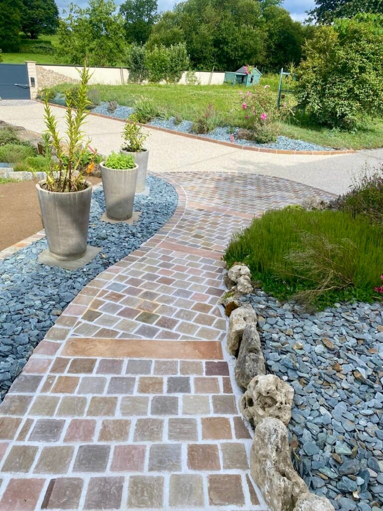 Entrée en pavage et bordures grès multicolore - béton érodé