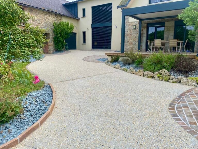 Entrée en pavage et bordures grès multicolore - béton érodé