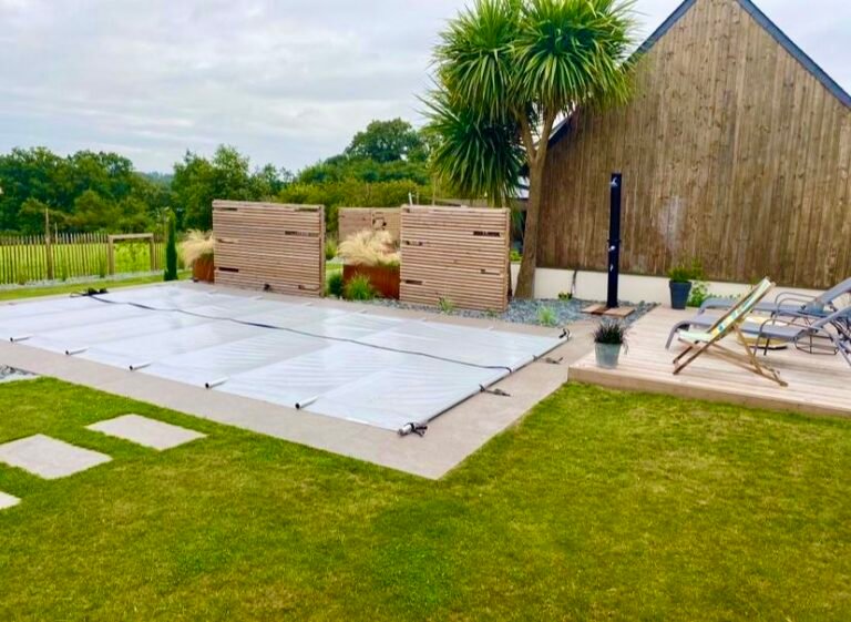 Piscine coque - Margelles grès cérame - Solarium - Brises vues en bois
