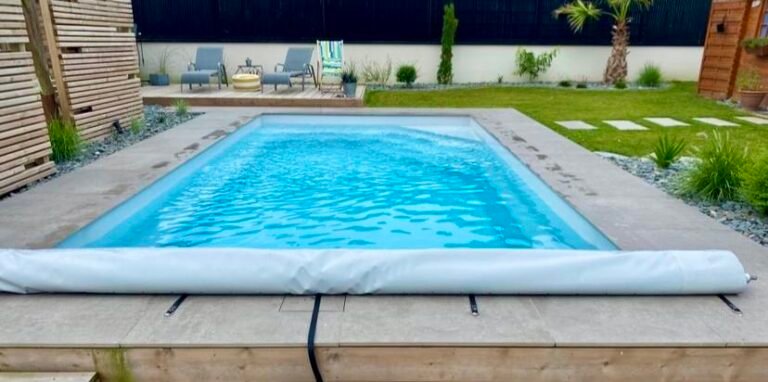 Piscine coque - Margelles grès cérame - Solarium