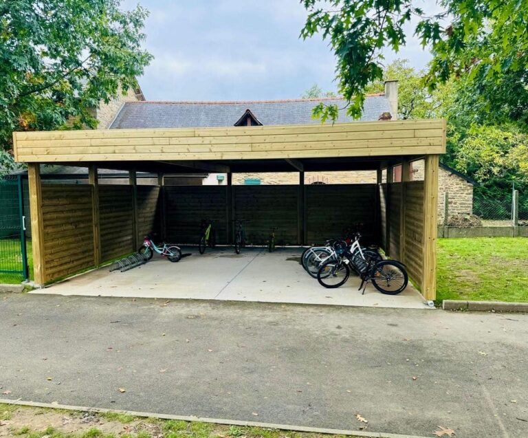Abri à vélos en bois