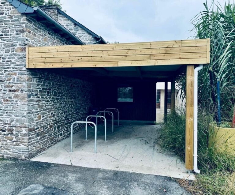 Abri à vélos en bois