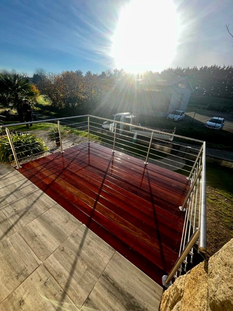 Extension terrasse en bois - retenue en palis d'ardoise - plantations