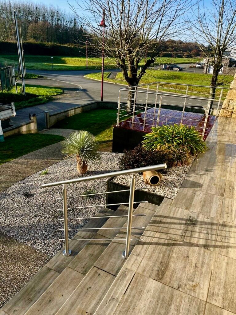 Extension terrasse en bois - retenue en palis d'ardoise - plantations