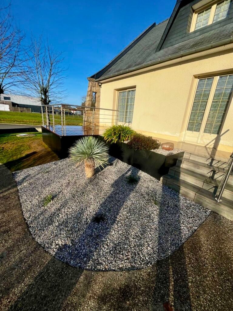 Extension terrasse en bois - retenue en palis d'ardoise - plantations