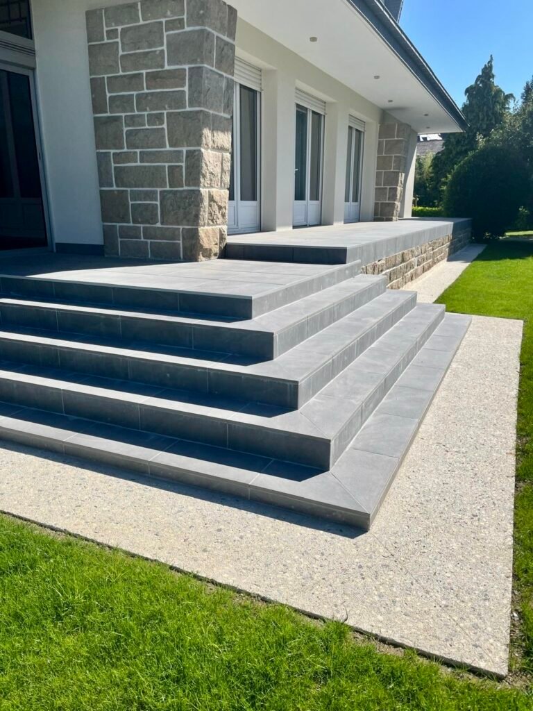 Escalier en grès cérame et béton érodé