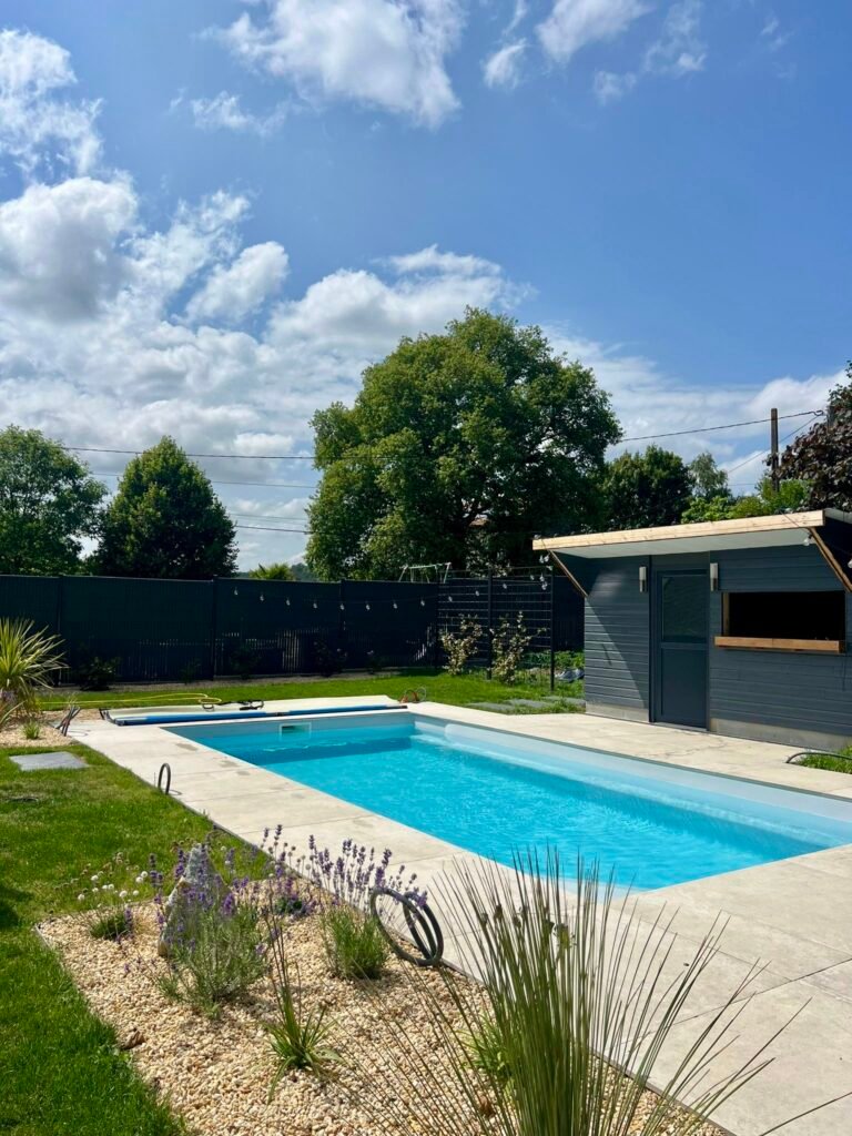 Piscine - Margelles - Pas japonais - gazon - massifs - abri de jardin