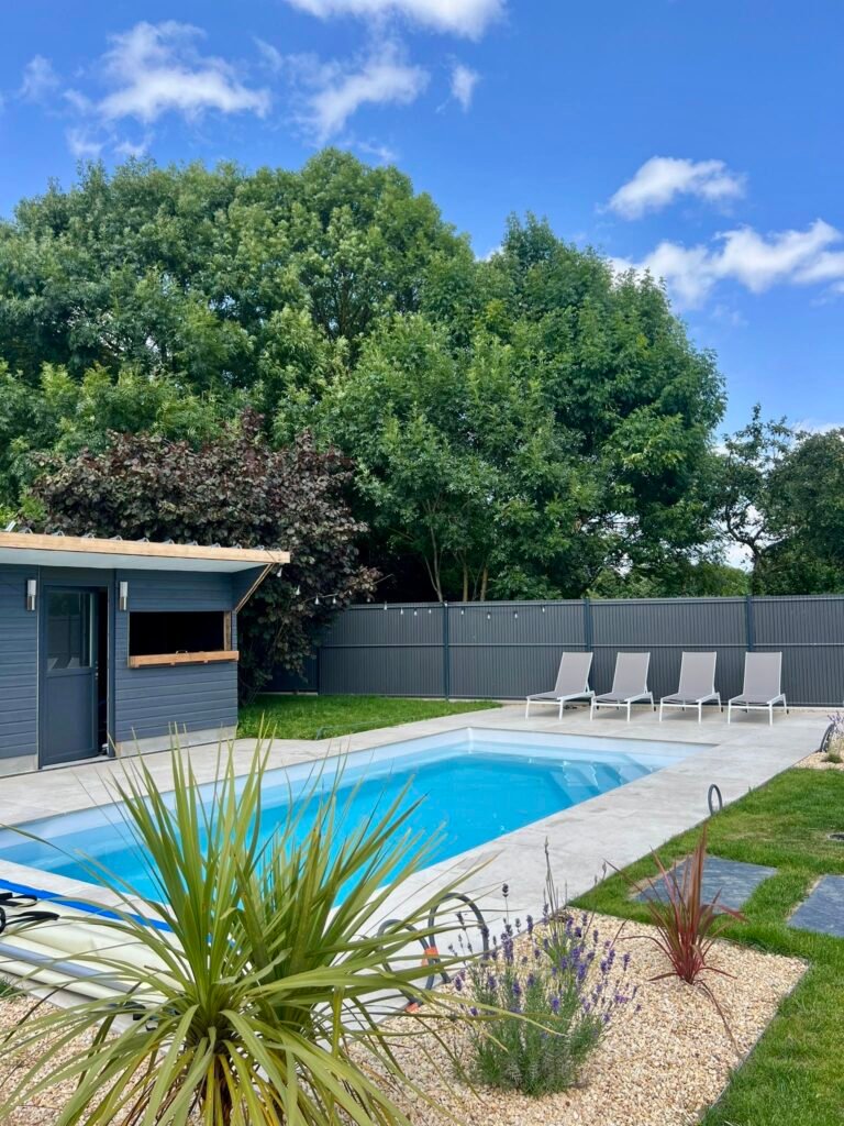 Piscine - Margelles - Pas japonais - gazon - massifs - abri de jardin