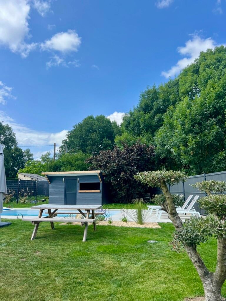 Piscine - Margelles - Pas japonais - gazon - massifs - abri de jardin