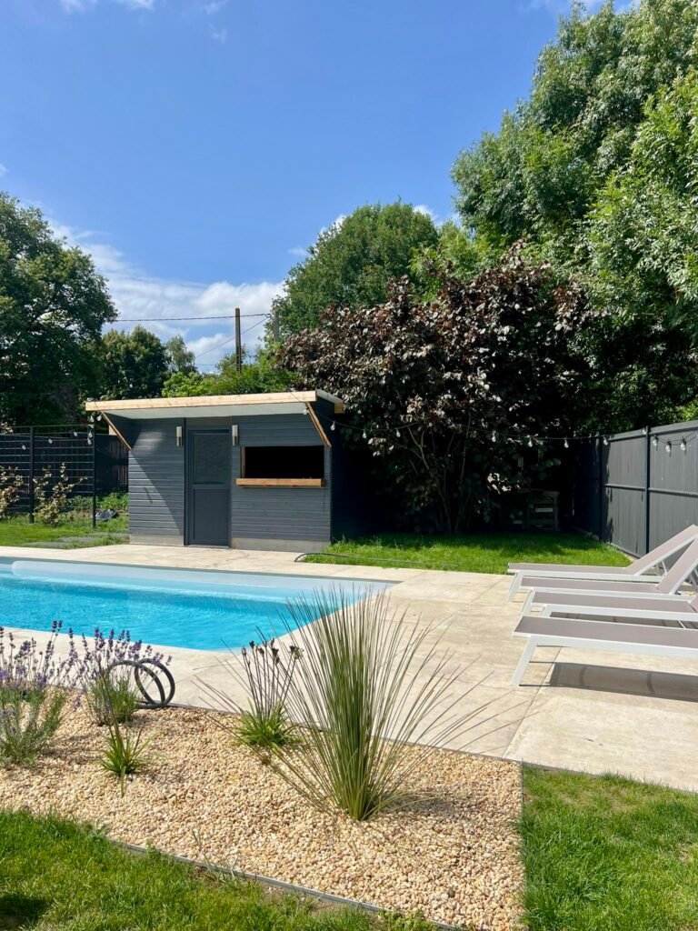Piscine - Margelles - Pas japonais - gazon - massifs - abri de jardin