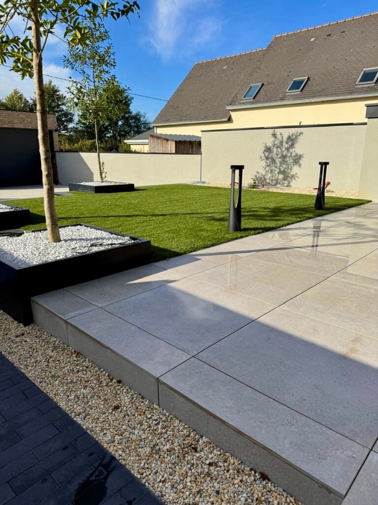 Dallage grès cérame - gazon synthétique - parement mural - jardinière - pavés béton - béton érodé
