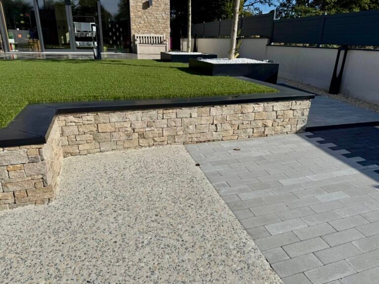 Dallage grès cérame - gazon synthétique - parement mural - jardinière - pavés béton - béton érodé
